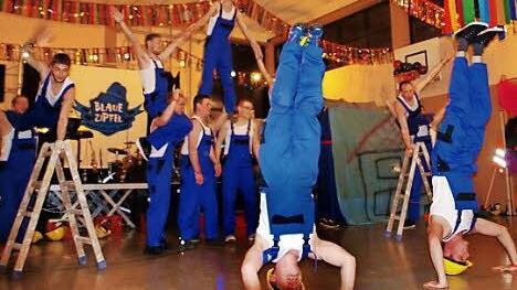 Für Stimmung sorgten die Bauarbeiter des Männerballetts beim Fasching in Arnshausen.  Foto: Atzler