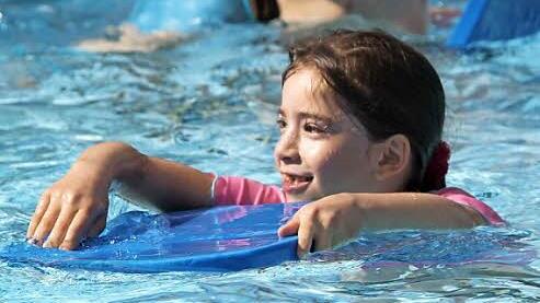 Schwimmkurs für Flüchtlingskinder im Kulmbacher Freibad Foto: Dagmar Besand