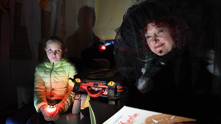 Und so sieht die Bücherhexe bei der Halloween-Lesung aus.Foto: Ronald Rinklef
