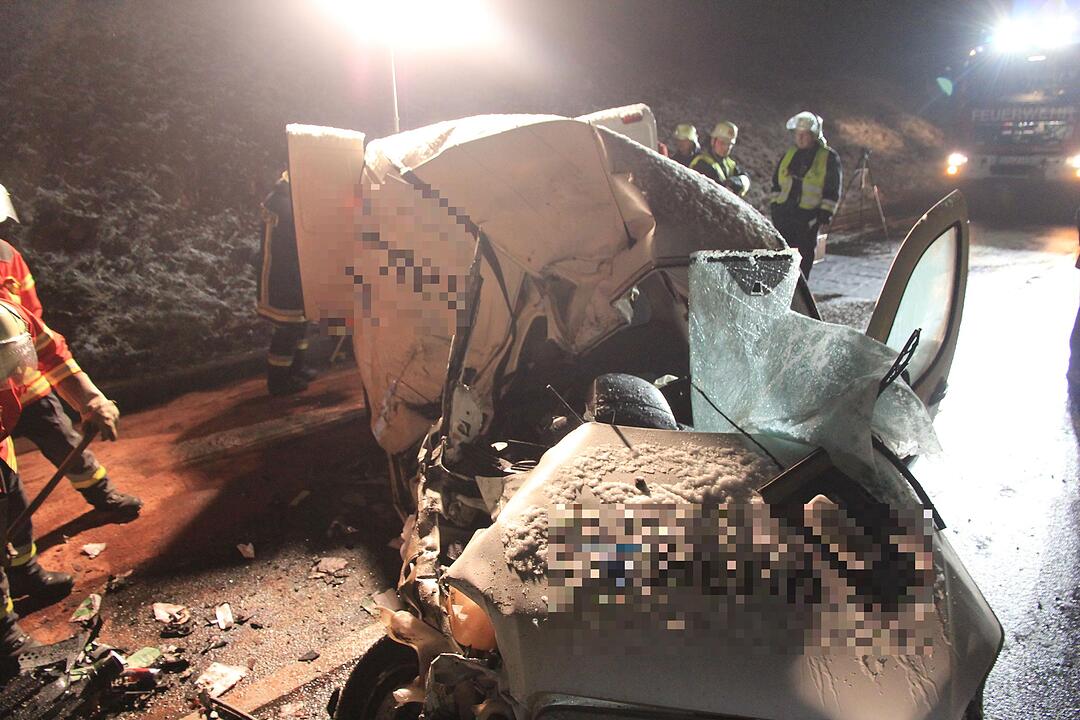 Tödlicher Glätteunfall in Unterfranken – Lkw und Kastenwagen krachen frontal ineinander