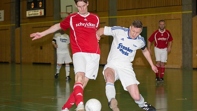 Spielszene von der Hallenbezirksmeisterschaft der A-Senioren. Foto: Heinrichi Weiß