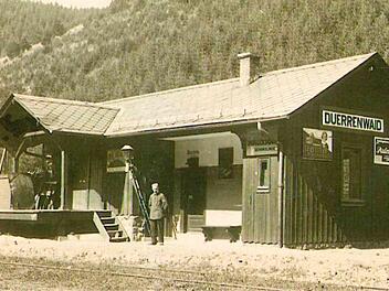 Der Bahnhof im Jahr 1929 mit Bahnagent. Links ist der zusätzlich für den Stückgutverkehr aufgestellte Wagenkasten zu erkennen, welcher an einem nachträglich errichteten Stumpfgleis angeschlossen war.  Foto: Sammlung Alexander Kelle