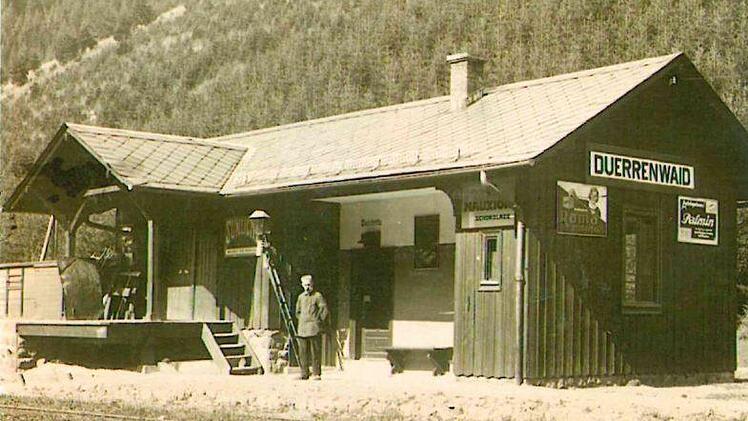 Der Bahnhof im Jahr 1929 mit Bahnagent. Links ist der zusätzlich für den Stückgutverkehr aufgestellte Wagenkasten zu erkennen, welcher an einem nachträglich errichteten Stumpfgleis angeschlossen war.  Foto: Sammlung Alexander Kelle