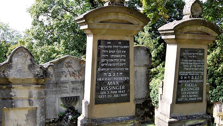 Gut erhalten sind die Grabsteine des Ehepaares Max und Thekla Kissinger.