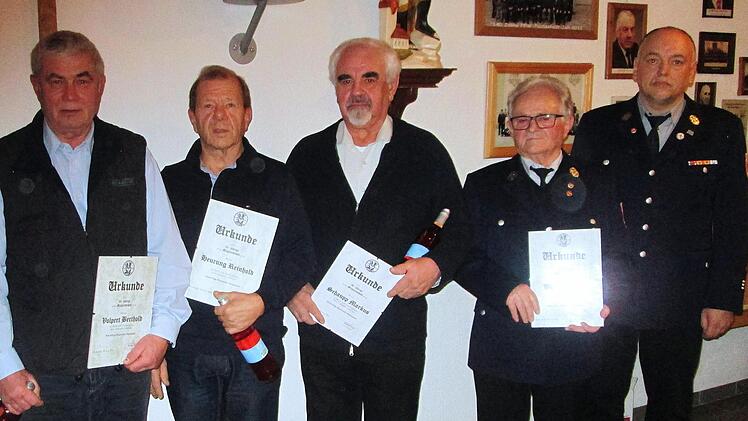 Für 60- und 50jährige Mitgliedschaft dankte Peter Stöth (rechts) Berthold Volpert, Reinhold Heurung, Markus Schaupp und Werner Weissenberger (von links) mit der Treueurkunde.