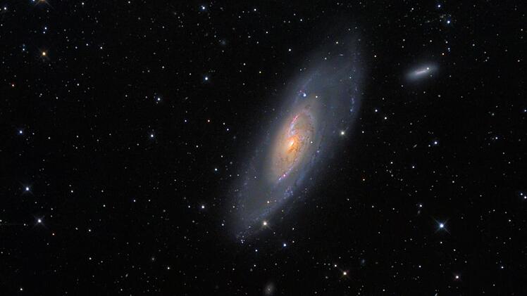 "M106 ist eine wunderschöne Galaxie", sagt Pater Christoph. Die Galaxie, in der viele junge Sterne entstehen und in deren Zentrum ein Schwarzes Loch vermutet wird, ist 24 Millionen Lichtjahre von der Erde entfernt und hat einen Durchmesser von 135.000 Lichtjahren. Christoph Gerhard