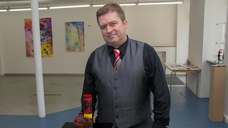 Olaf Schönherr zeigt unter anderem seine Überfanggläser. Im Bild das Kunstwerk "Nexus".Ulrike Langer