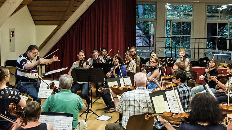 Probenendspurt für das Open-Air-Konzert am Sonntag im Freibad Neustadt: Hans Stähli dirigiert das Orchester der Musikfreunde Neustadt.Foto: Jochen Berger