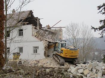 Das Haus Mühlleite Nummer 7 im Rugendorfer Ortskern ist bald Geschichte.Klaus Klaschka