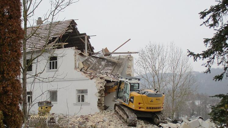 Das Haus Mühlleite Nummer 7 im Rugendorfer Ortskern ist bald Geschichte.Klaus Klaschka