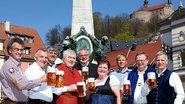 Bewährte Partner im Bierstadel: Die Festwirte stoßen mit den Vertretern der Kulmbacher Brauerei auf die 70. Bierwoche an. Im Bild (von links) Michael Schmid, Thorsten Müller, Klaus Harreis, Günter Limmer, Matthias Wuschek, Edeltraud Glaser, Jürgen Stübinger, Werner Glaser und Jan Köpp Foto: Brauerei