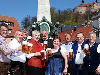 Bewährte Partner im Bierstadel: Die Festwirte stoßen mit den Vertretern der Kulmbacher Brauerei auf die 70. Bierwoche an. Im Bild (von links) Michael Schmid, Thorsten Müller, Klaus Harreis, Günter Limmer, Matthias Wuschek, Edeltraud Glaser, Jürgen Stübinger, Werner Glaser und Jan Köpp Foto: Brauerei