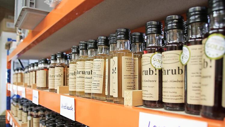 Aufgereiht nach Sorten stehen die Fl&auml;schchen im Lager.