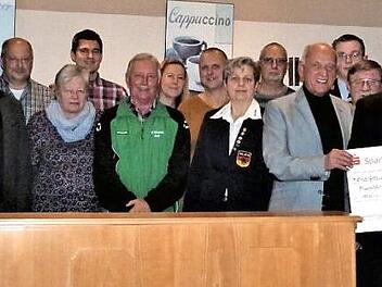 Spendenübergabe an die Wirsberger Vereine: Das Bild zeigt von rechts Gebietsdirektor Ronny Metzner, die Vorstände Steffen Potstada, Klaus-Jürgen Scherr und Harry Weiß sowie Bürgermeister Hermann Anselstetter. Foto: Werner Reißaus