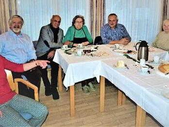 Johanna Popp (Mitte) mit ihrem Bruder Hermann Popp (rechts daneben) und Bürgermeister Hermann Anselstetter (links daneben) sowie weiteren Geburtstagsgästen Foto: Werner Reißaus
