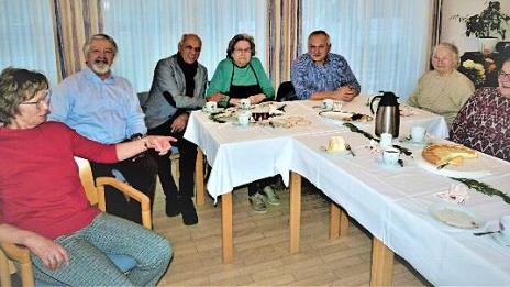 Johanna Popp (Mitte) mit ihrem Bruder Hermann Popp (rechts daneben) und Bürgermeister Hermann Anselstetter (links daneben) sowie weiteren Geburtstagsgästen Foto: Werner Reißaus