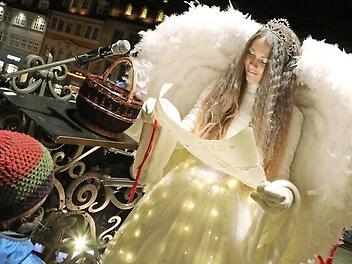 Erstmals in seiner "Amtszeit" darf das Coburger Christkind heuer keinen Weihnachtsmarkt eröffnen. Doch für die Besucher bei "Coburg strahlt" gilt: Augen auf! Das Christkind hat für den 27. November um 18 Uhr eine Überraschung vorbereitet. Foto: Barbara Herbst/CT-Archiv