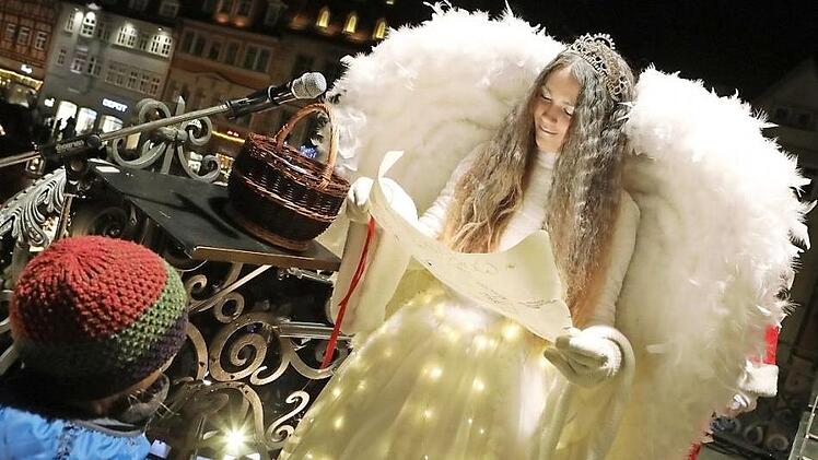 Erstmals in seiner "Amtszeit" darf das Coburger Christkind heuer keinen Weihnachtsmarkt eröffnen. Doch für die Besucher bei "Coburg strahlt" gilt: Augen auf! Das Christkind hat für den 27. November um 18 Uhr eine Überraschung vorbereitet. Foto: Barbara Herbst/CT-Archiv