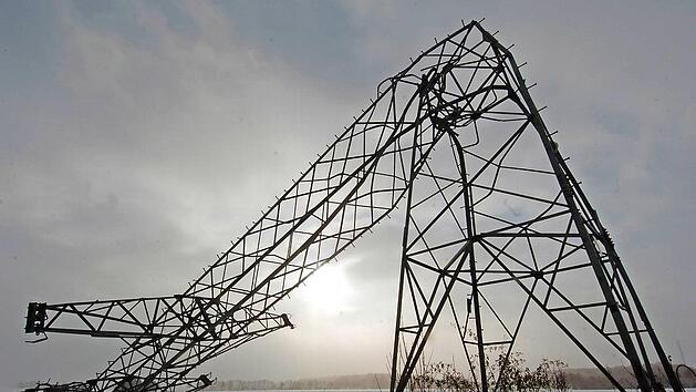 Auch die Natur kann mit Gewalt unsere Lebensadern durchtrennen. Wenn das Licht ausgeht, wird uns bewusst, wie umfassend wir auf Strom angewiesen sind. Die Stadt bereitet sich vor und r&auml;t jedem, auch selbst etwas zu tun.