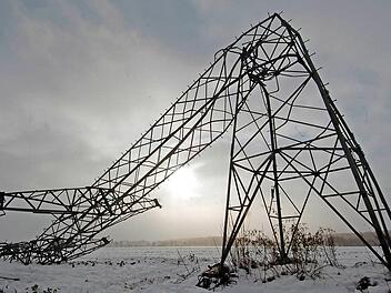 Auch die Natur kann mit Gewalt unsere Lebensadern durchtrennen. Wenn das Licht ausgeht, wird uns bewusst, wie umfassend wir auf Strom angewiesen sind. Die Stadt bereitet sich vor und rät jedem, auch selbst etwas zu tun.