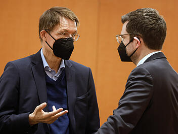 Unterschiedliche Auffassungen zum Genesenenstatus bei Lauterbach und Buschmann