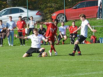 Jonas (links) und Leon Eschenbacher von der SG Reiterswiesen/Arnshausen/FC 06 Bad Kissingen II nehmen hier Salieu Bah von der SG Bad Bocklet/Aschach in die Zange. Foto: ssp