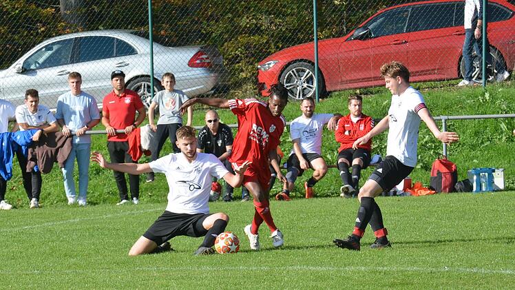 Jonas (links) und Leon Eschenbacher von der SG Reiterswiesen/Arnshausen/FC 06 Bad Kissingen II nehmen hier Salieu Bah von der SG Bad Bocklet/Aschach in die Zange. Foto: ssp