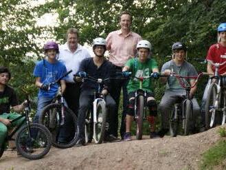 Mit Unterstützung der Stadt Eltmann entstand in Weisbrunn der erste Dirtpark des Landkreises.  Bürgermeister Michael Ziegler und Stadtrat Jürgen Malinowski erlebten jetzt eine eindrucksvolle Demonstration der Biker bei der offiziellen Eröffnung. Fotos: Sabine Weinbeer