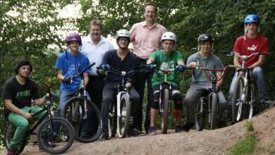 Mit Unterstützung der Stadt Eltmann entstand in Weisbrunn der erste Dirtpark des Landkreises.  Bürgermeister Michael Ziegler und Stadtrat Jürgen Malinowski erlebten jetzt eine eindrucksvolle Demonstration der Biker bei der offiziellen Eröffnung. Fotos: Sabine Weinbeer