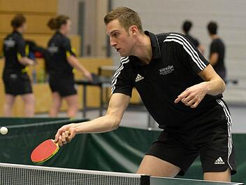 Seine Größe von 1,98 Metern beeinträchtigt Moritz Wacker beim Tischtennisspielen nicht. Foto: Picturedreams