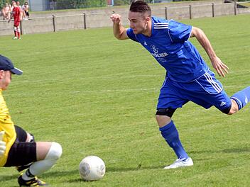 Der Heßdorfer Dominic Trebes scheiterte hier am Keeper des ATSV Erlangen und verlor später die Nerven. Foto: herzopress