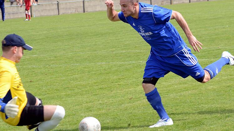 Der Heßdorfer Dominic Trebes scheiterte hier am Keeper des ATSV Erlangen und verlor später die Nerven. Foto: herzopress