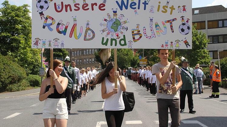 Flottes Motto: "Unsere Welt ist rund und bunt" lautete das Thema des Kinderfestzugs. Das nahmen die teilnehmenden Gruppen wörtlich und staffierten sich entsprechend aus.