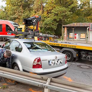 Pkw kollidiert mit Regionalbahn