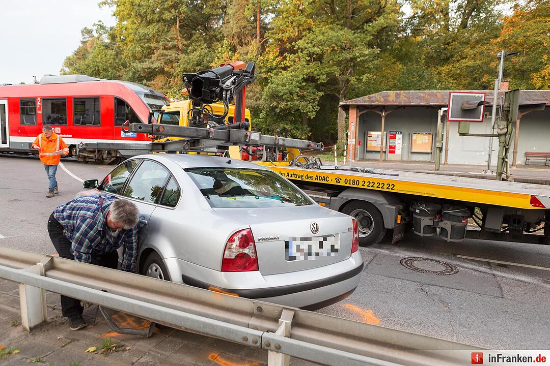 Pkw kollidiert mit Regionalbahn
