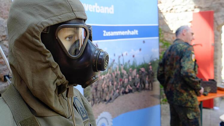 Viel Beachtung fand die Ausstellung der RK Machtilshausen im Julius-Echter-Saal, wo Pokale, Feldpost und Informationen zur Bundeswehr gezeigt wurden. Foto: Gerd Schaar