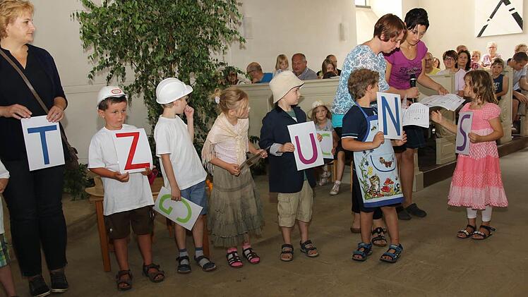 Aus einem Buchstabensalat wurde der Name des Kindergarten gelegt. Zu jedem Buchstaben gab eine passende Ausführung, die auf den Kindergarten passt. Foto: Michael Stelzner