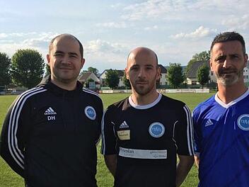 Stolz pr&auml;sentieren Neustadt stellvertretender Vorsitzender Dominik W. Heike (links) und Trainer Marco D'Antimi (rechts) ihren "K&ouml;nigstransfer" f&uuml;r die neue Saison. Vom Bezirksligisten TSV M&ouml;nchr&ouml;den kehrt Fabio D'Antimi zur&uuml;ck. Foto: Bastian Bieberbach