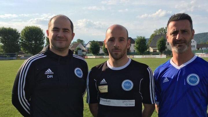 Stolz pr&auml;sentieren Neustadt stellvertretender Vorsitzender Dominik W. Heike (links) und Trainer Marco D'Antimi (rechts) ihren "K&ouml;nigstransfer" f&uuml;r die neue Saison. Vom Bezirksligisten TSV M&ouml;nchr&ouml;den kehrt Fabio D'Antimi zur&uuml;ck. Foto: Bastian Bieberbach