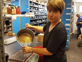 Geschäftsführerin Tanja Diamantis tut fürs Foto das, was sie schon als Mädchen in der Firma gemacht hat: Kleinmengen abzählen, beziehungsweise abwiegen.  Foto: Sabine Christofzik