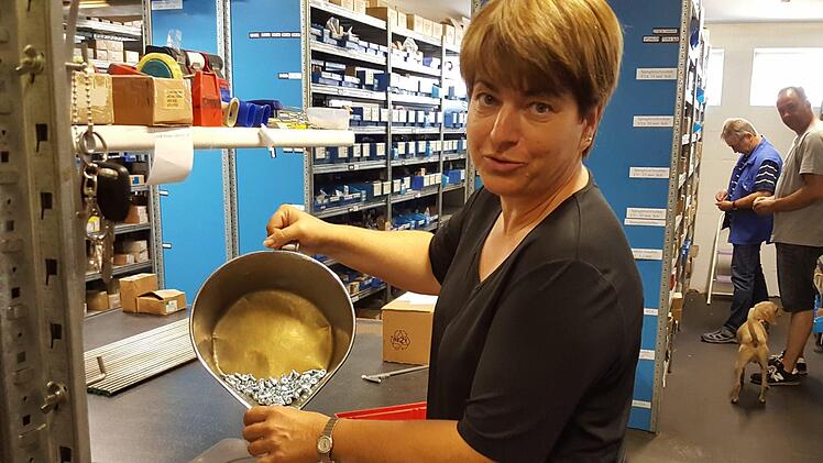 Geschäftsführerin Tanja Diamantis tut fürs Foto das, was sie schon als Mädchen in der Firma gemacht hat: Kleinmengen abzählen, beziehungsweise abwiegen.  Foto: Sabine Christofzik