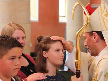 Weihbischof Herwig Gössl erteilt Hannah Geier und 30 weiteren Firmlingen das Sakrament. Fotos: Johanna Blum