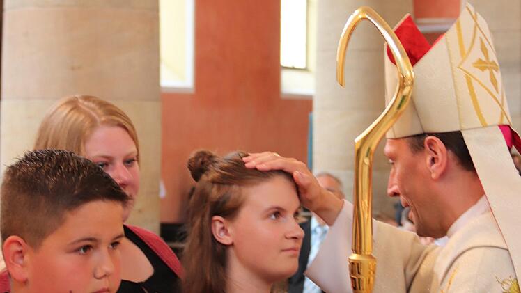 Weihbischof Herwig Gössl erteilt Hannah Geier und 30 weiteren Firmlingen das Sakrament. Fotos: Johanna Blum