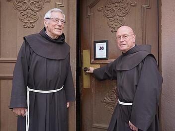 Pater Georg Andlinger (links) ist der neue Guardian des Klosters  Kreuzberg. Pater Martin Domogalla, bleibt weiterhin auf dem Heiligen  Berg der Franken. Fotos: Marion Eckert
