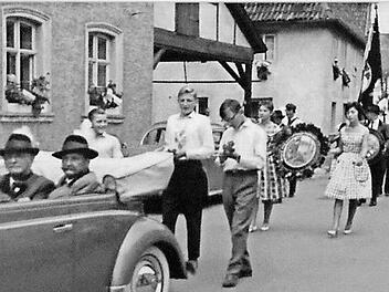 Der Schützenfestumzug in Redwitz um 1970 Fotos: Thomas Michee (Repro)l