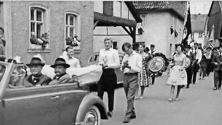Der Schützenfestumzug in Redwitz um 1970 Fotos: Thomas Michee (Repro)l