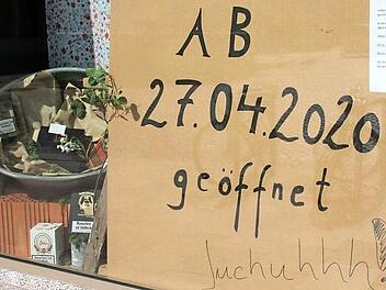 "Juchuhhh!" Dieser Coburger Einzelhändler freut sich ganz besonders, dass er am Montag wieder öffnen darf. Fotos: Jochen Berger