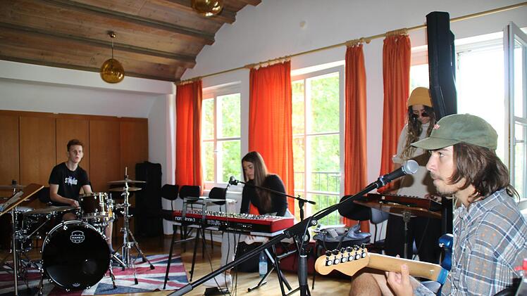 Teilnehmer des Intensivkurses an der Musikakademie Hammelburg beim Proben der neuen Songs. Foto: Hilmar Ruppert