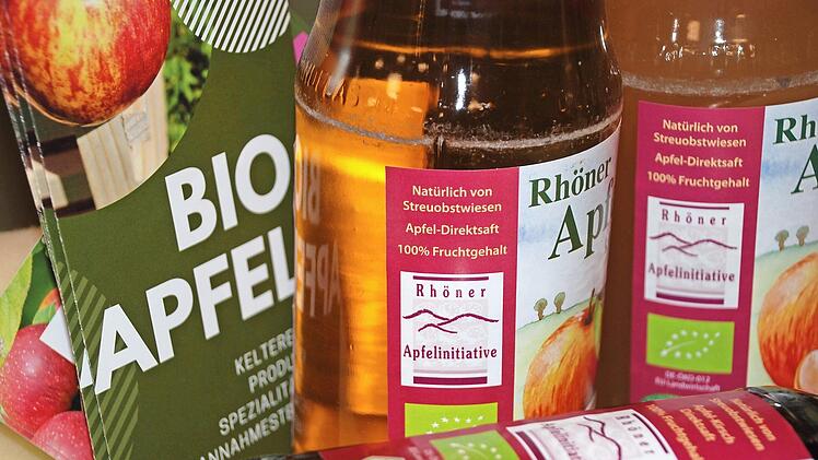 Der Apfelsaft der Rhöner Apfelinitiative ist unter anderem in ausgewählten regionalen Supermärkten erhältlich.  Foto: Antje Schwanke