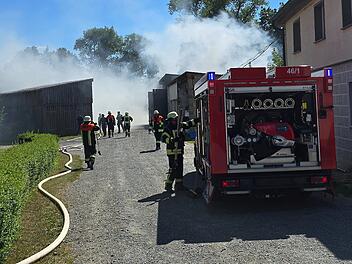 Schimmendorf: Traktorbrand auf Bauernhof sorgt f&uuml;r Gro&szlig;alarm